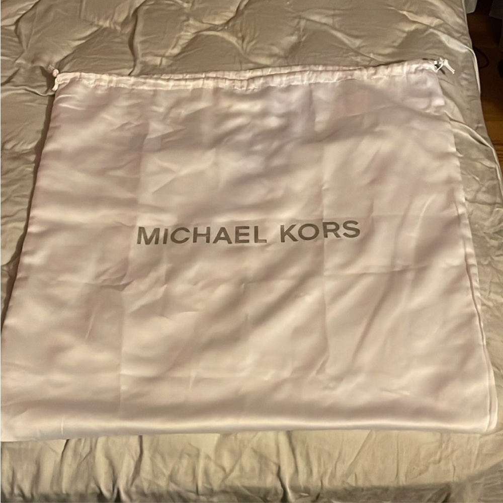 Michael Kors Cary Medium Suede and Leather Bucket Bag comes in a MK dust bag - Picture 3 of 10